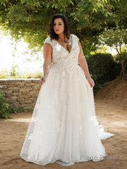 A-Line/Princess V-neck Sweep Train Tulle Wedding Dresses With Appliques Lace