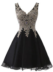 Black Chiffon V-neck Lace Appliques Beading Homecoming Dresses