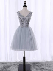 Gray V-neck Knee Length Appliques Homecoming Dresses