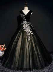 Make Your Prom a Dream Black Ball Gown Tulle V-neck Appliques Quinceanera Dresses