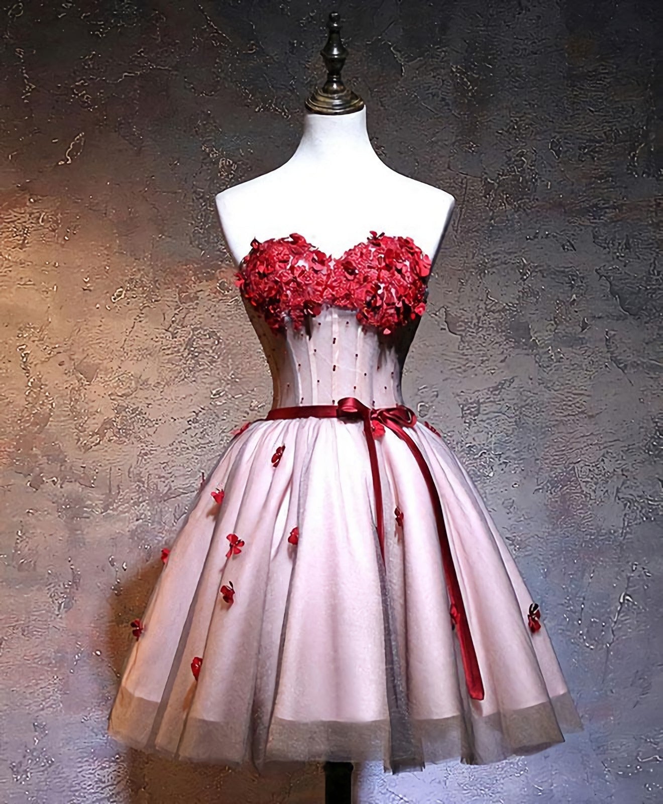 Red Sweetheart Neck Lace Short Prom Dress